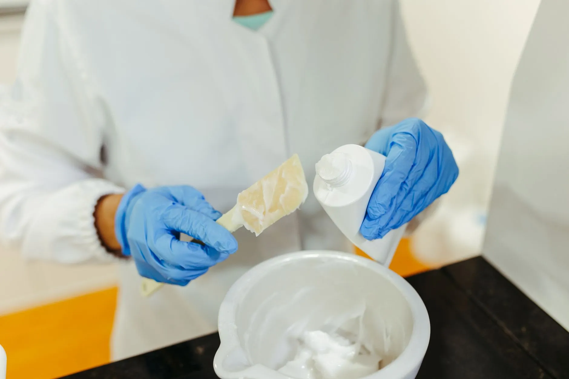 石家庄瓷砖美缝施工流程详解：环氧彩砂与美缝剂工艺对比