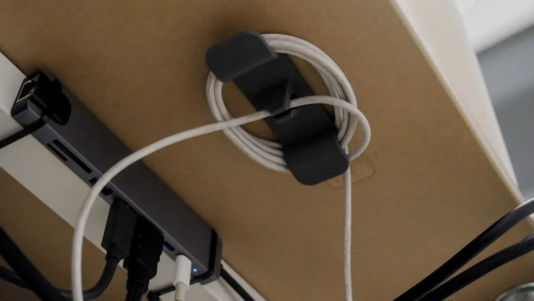 瓷砖美缝剂与环氧彩砂施工效果对比及适用场景分析